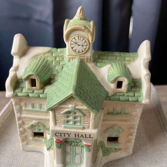 Vintage Wang"s International Ceramic Village City Hall, can be lit. - Picture 9 of 9